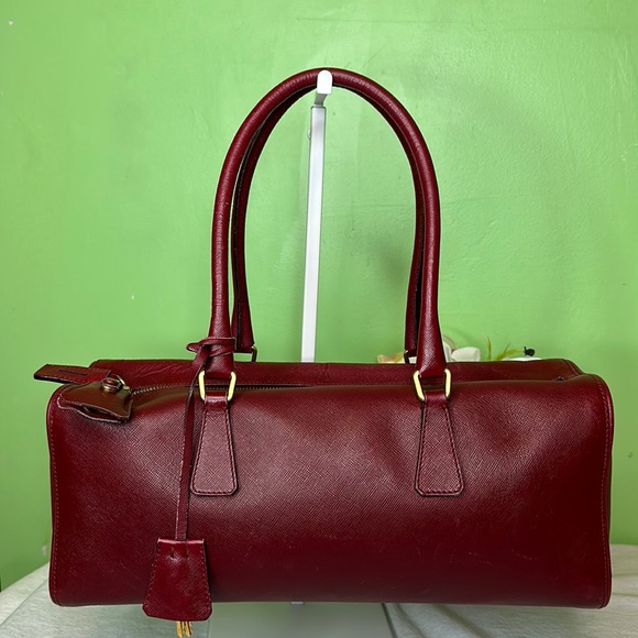 Prada Handbags - 𝑽𝒊𝒏𝒕𝒂𝒈𝒆 𝑷𝒓𝒂𝒅𝒂 𝑺𝒎𝒂𝒍𝒍 𝑳𝒆𝒂𝒕𝒉𝒆𝒓 𝑫𝒖𝒇𝒇𝒍𝒆 𝑩𝒂𝒈